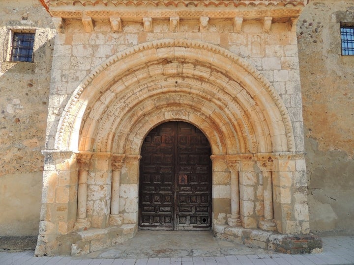 Portada de la iglesia San Antonio en Fuentepinilla. Foto: Borjaanimal vía Wikipedia / CC BY-SA.