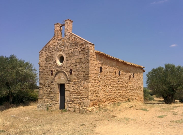 Exterior de la Iglesia de Sant Martí de la Móra, en el término municipal de Viladasens. Fotografía: Josep Maria Viñolas vía Wikipedia.