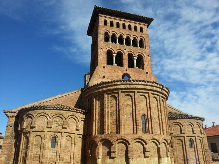 La Iglesia de San Tirso, del siglo XII, es el emblema más reconocible de la villa. Fotografía: malditofriki vía Visualhunt.com /  CC BY.