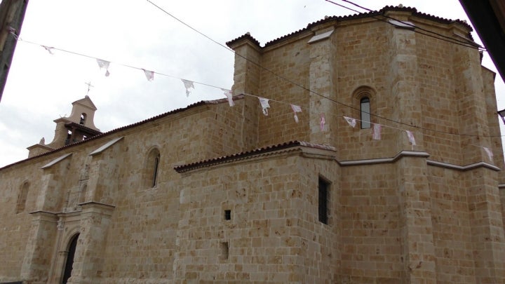 Iglesia de San Juan Bautista, de estilo gótico tardío y renacentista. Fotografía: Ángel Encinas Carazo vía Wikipedia / CC BY-SA.