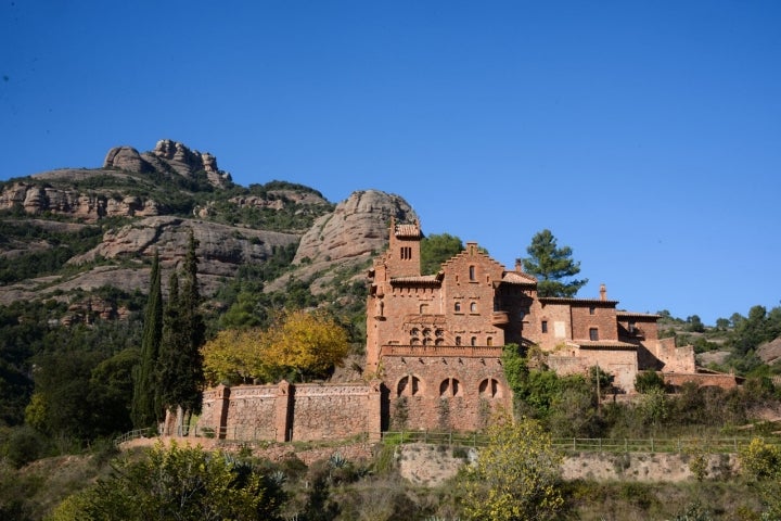 Vista exterior del Marquet de les Roques, edificio modernista de inspiración medieval. Fotografía: Vallés Oriental Turismo.