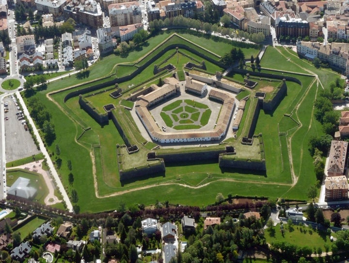 Vista aérea de la ciudadela de Jaca, con su característica dispoción pentagonal. Fotografía del Círculo Fotográfico.