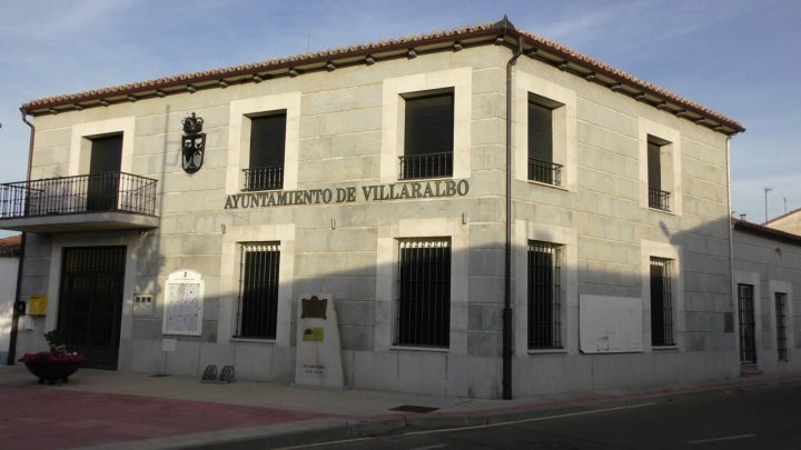 Fachada del Ayuntamiento de Villaralbo. Fotografía: Ángel Encinas Carazo vía Wikipedia / CC BY-SA.
