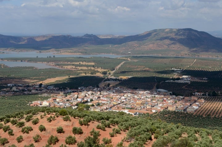 Vista general de Arquillos, rodeado por olivares y por los pantanos de Giribaile y Guadalén. Fotografía: Rafa Casas Cortesía de la Diputación de Jaén.