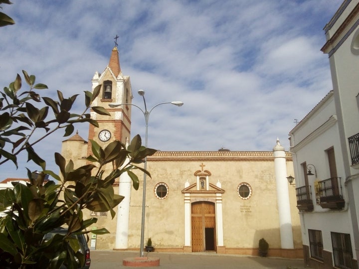 Exterior de la Iglesia del Salvador de Puebla del Maestre. Fotografía: Adolfobrigido vía Wikipedia / CC BY-SA.