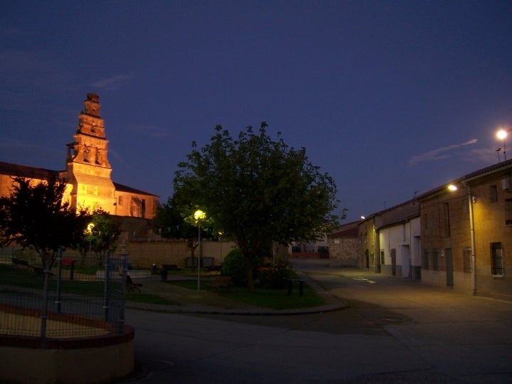 Vista nocturna de Casaseca de Campeán y la Iglesia de San Isidoro. Fotografía: Casaseca vía Wikipedia / CC BY-SA.