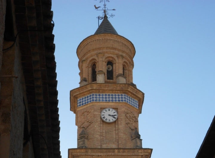 Torre del Reloj de Maella, de 48 metros de altura y estilo mudéjar. Fotografía: Fran Ara vía Wikipedia / CC BY-SA.