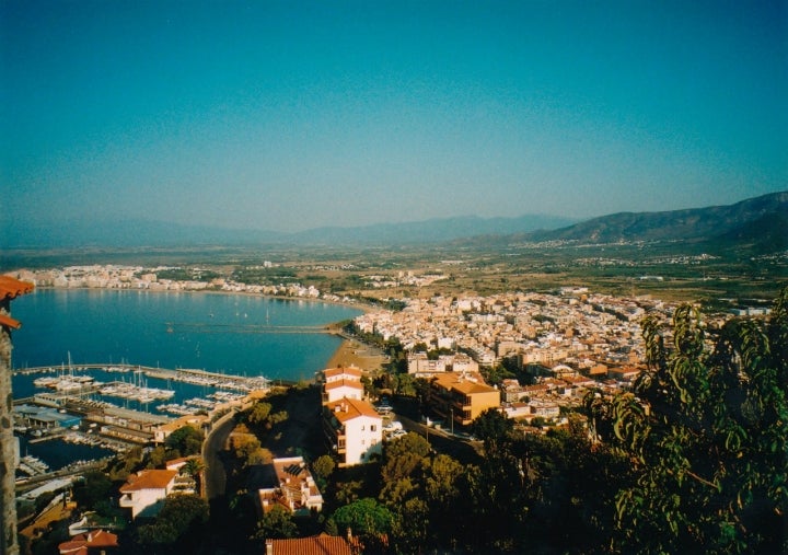 Vista de Rosas y su puerto. Foto: Gordito1869 via Wikipedia / CC BY.