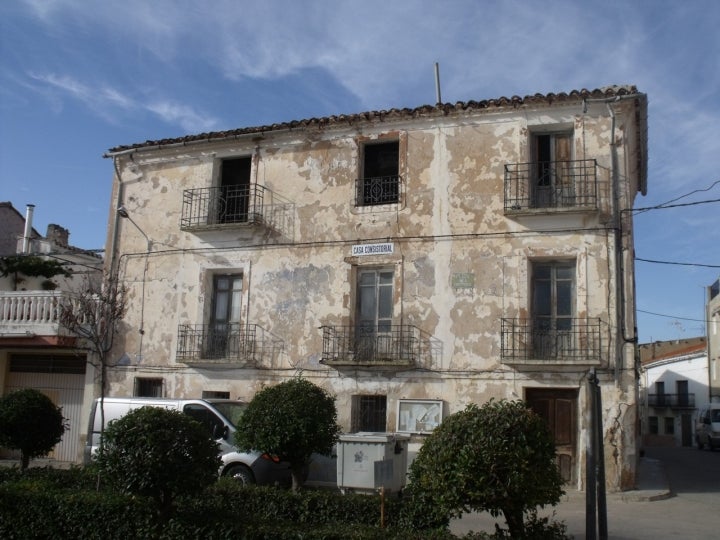 Fachada de la primitiva Casa Consistorial de Fuenterrobles. Fotografía: 19Torrestnom65 vía Wikipedia / CC BY-SA.