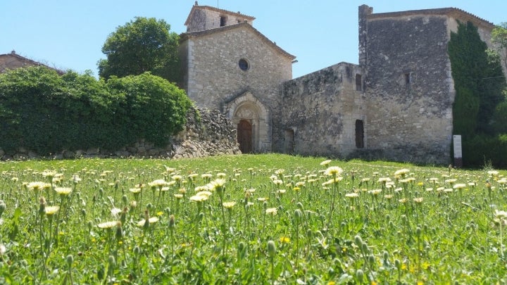 Monasterio de San Sebastià dels Gorgs, ubicado en el núcleo de población del mismo nombre. Fotografía: Ayuntamiento de Avinyonet del Penedés.