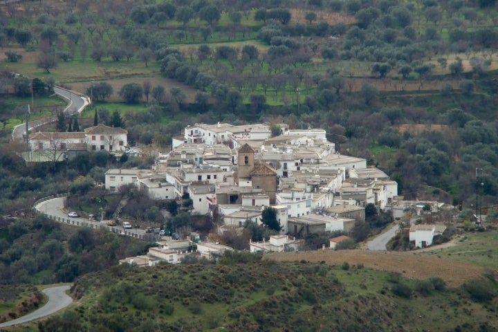 Vista aérea de Lobras, localidad famosa por sus antiguas minas de mercurio. Fotografía: Quiebrajano vía Wikipedia / CC BY-SA.