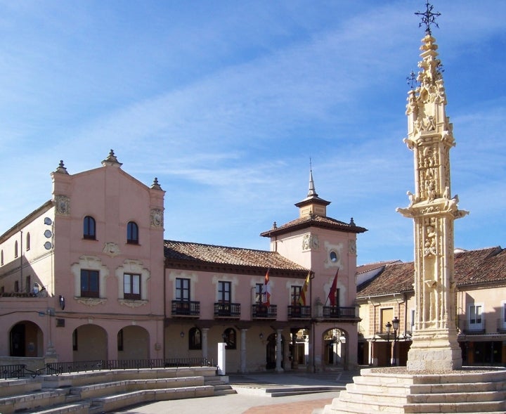 Rollo de justicia y fachada del Ayuntamiento de Villalón de Campos. Fotografía: Lourdes Cardenal vía Wikipedia / CC BY-SA.