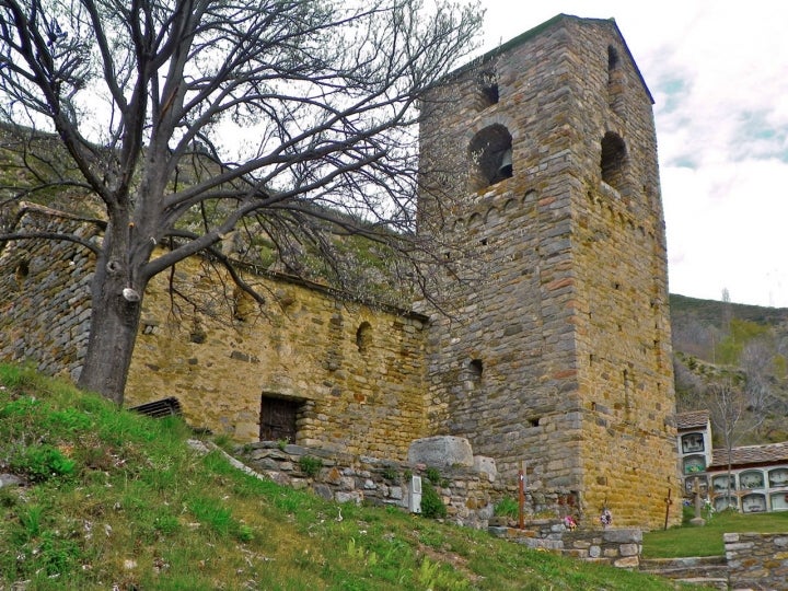 Iglesia románica de Sant Cristòfol de Toses. Fotografía: Jordi Domènech vía Wikipedia.