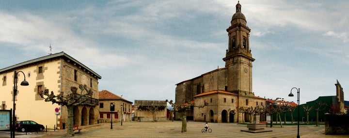 Iglesia de San Blas, en la Plaza Mayor de Alegría-Dulantzi. Fotografía: Asier Sarasusa Garmendia vía Wikipedia / CC BY-SA.