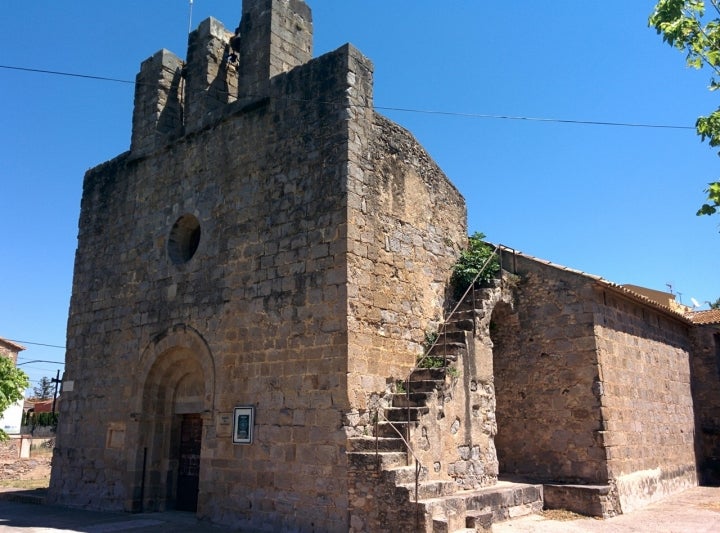 Iglesia Parroquial de Sant Cebrià, ubicada en Torroella de Fluvià. Fotografía: Josep María Viñolas vía Wikipedia.