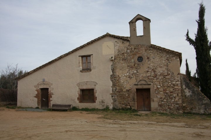 Ermita de Sant Simplici, ubicada en este término municipal barcelonés. Fotografía: Amadalvarez vía Wikipedia.