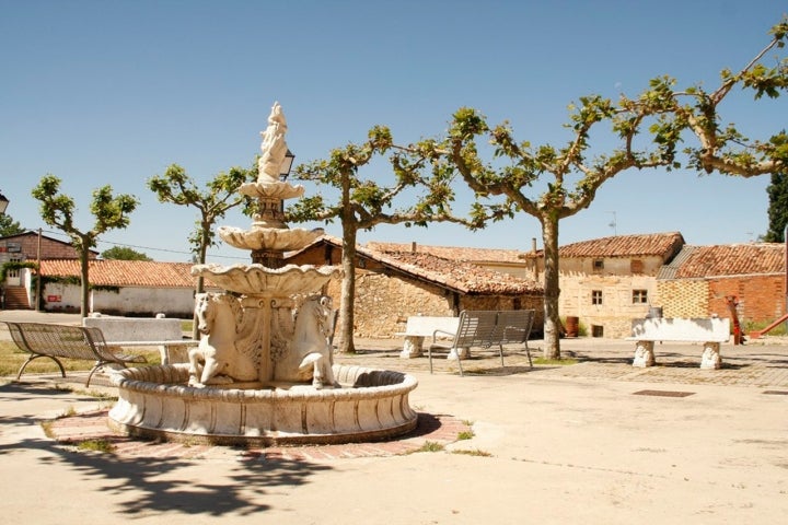 Plaza y fuente en Villanueva de Teba. Foto: Maintenance Script vía Wikipedia / CC BY-SA
