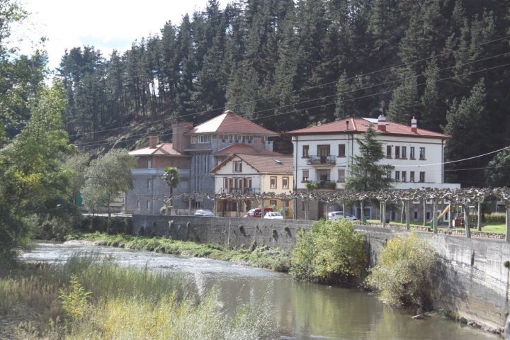 Vista de la ría del Nervión a su paso por Arakaldo. Foto: Aiaraldea Komunikazio Leihoa vía Wikipedia