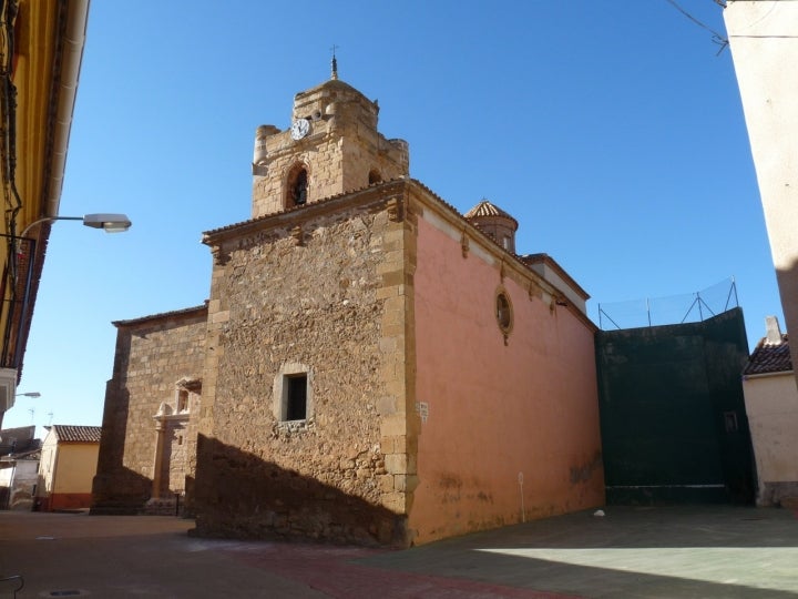 Frontón e Iglesia de Nuestra Señora de Malanca en Torrelapaja. Fotografía: Ecelan vía Wikipedia / CC BY-SA.