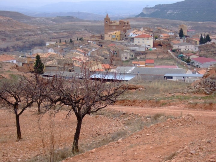 Vista panorámica de Torralba de Ribota con su iglesia al fondo. Fotografía: Touriste vía Wikipedia / CC BY-SA.