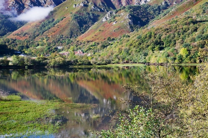 Embalse de Rioseco, cabecera municipal de Sobrescobio. Fotografía: Camilo Alonso. Cortesía de Turismo de Asturias.