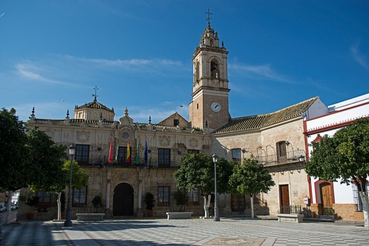 Edificio del Ayuntamiento, ubicado en la Plaza de España de Lora del Río. Fotografía: Anual vía Wikipedia / CC BY-SA.