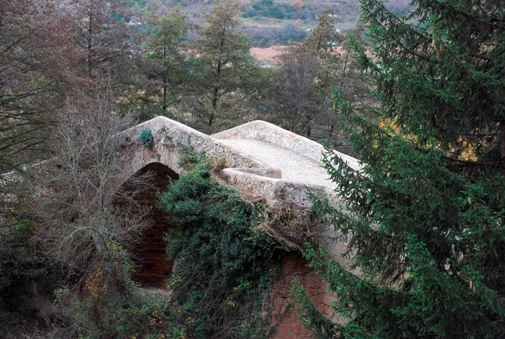 Puente medieval en Viguera. Foto: Juanje 2712 vía wikipedia / CC BY-SA