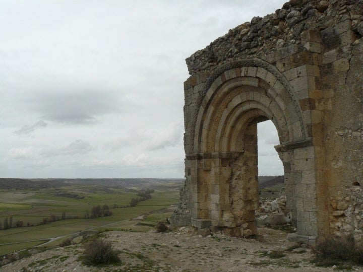 Ruinas de la ermita de San Miguel en Sacramenia. Foto: Rowanwindwhistler vía Wikipedia / CC BY-SA