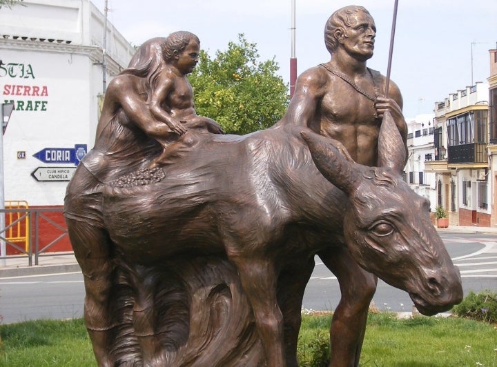 Monumento a los aceituneros, ubicado en este municipio sevillano. Fotografía: Luigi Maráez vía Wikipedia / CC BY-SA.