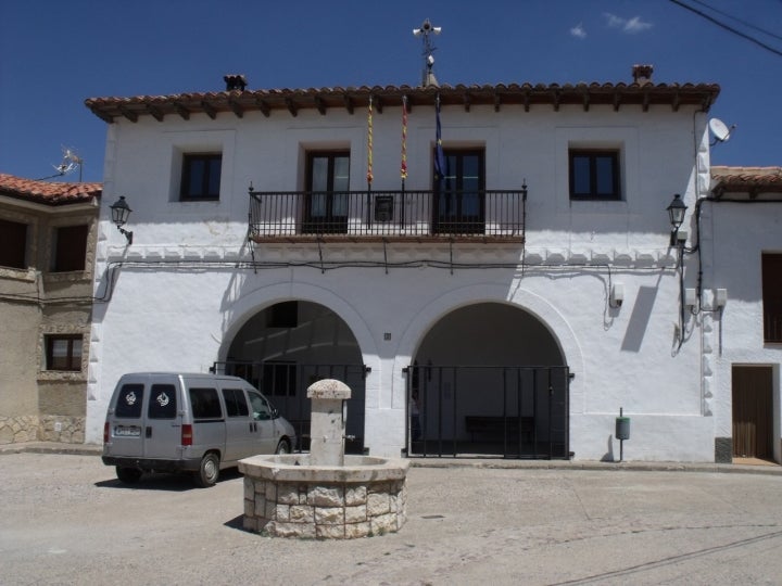 Ayuntamiento de Gúdar. Foto:19Tarrestnom65 vía Wikipedia / CC BY-SA