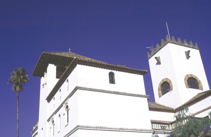 Detalle exterior del Palacio de los Condes de Puerto Hermoso. Fotografía: Miguel Ángel Toro vía Patronato de Turismo de la Costa del Sol.