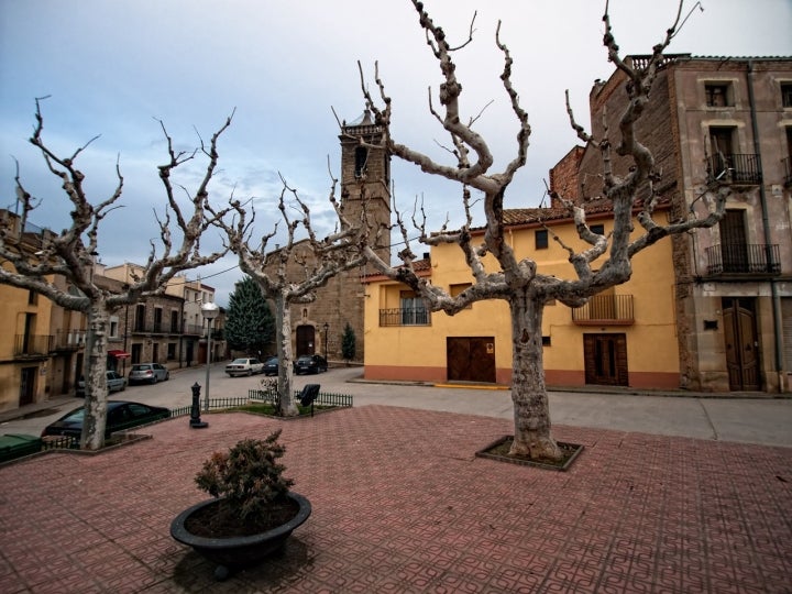 Plaza e iglesia de Santa Llúcia en La Fuliola. Foto: Araceli Merino vía Wikipedia