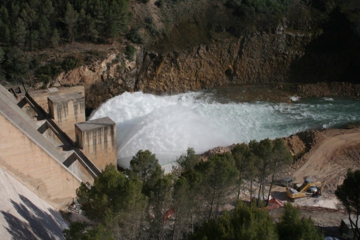 Presa del pantano de Alarcón, cercano a Valverde de Júcar. Foto: Josemanuel vía Wikipedia