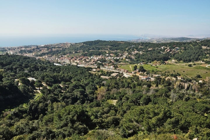 Panorámica del excepcional entorno natural que rodea a este municipio barcelonés. Fotografía: Alberto-g-Rovi vía Wikipedia / CC BY-SA.