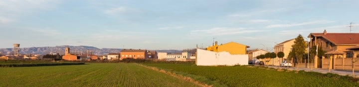 Panorámica de Cabañas de Ebro, pueblo ubicado a orillas del río del mismo nombre. Fotografía: Diego Delso vía Wikipedia / CC BY-SA.