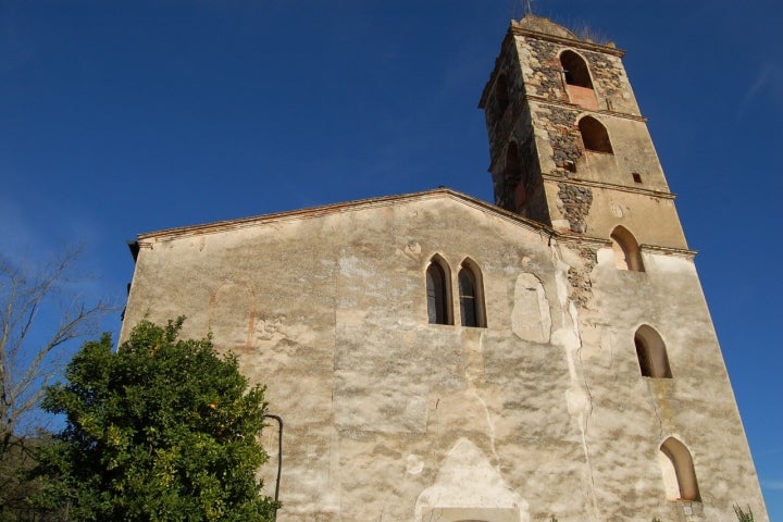 Iglesia de Sant Martí de l'Esparra en el municipio de Riudarenes. Foto: Carlos Pino Andújar vía Wikipedia