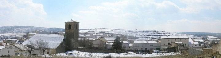 Vista panorámica de Las Valeras con un manto de nieve. Foto: Jesusaiz vía Wikipedia / CC BY-SA