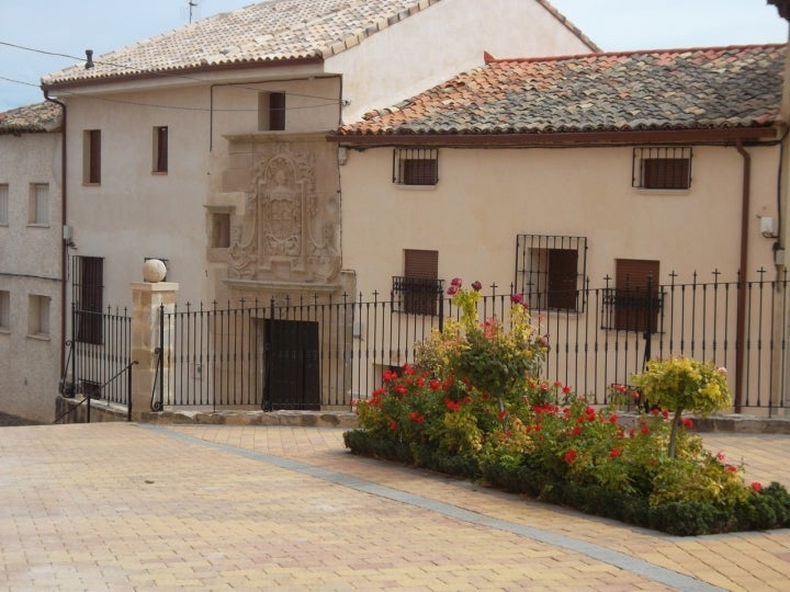 Calle y casa blasonada de Milana. Foto: Oilisab vía Wikipedia