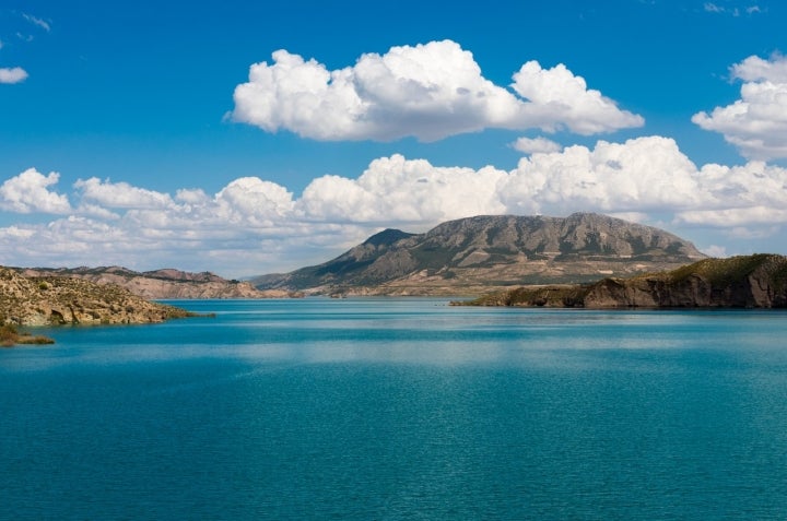 Embalse del Negratín, uno de los tesoros naturales de este pueblo granadino. Fotografía: Ayuntamiento de Freila.