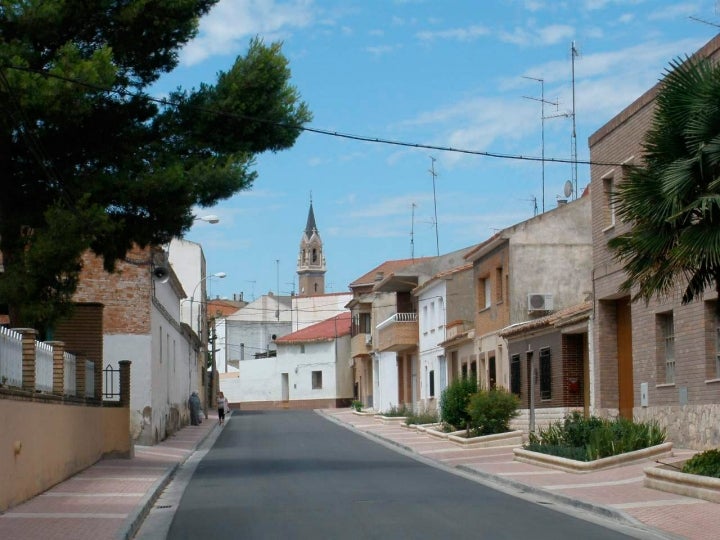 Vía de acceso al pueblo zaragozano de Fuentes de Ebro. Fotografía: Zarateman vía Wikipedia / CC BY-SA.