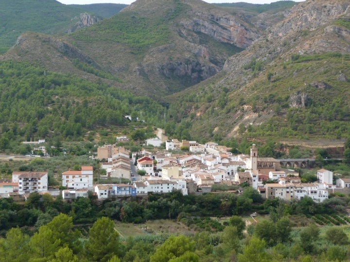 Panorámica general del valle en el que se asienta el municipio de Toga. Fotografía: Millars vía Wikipedia.