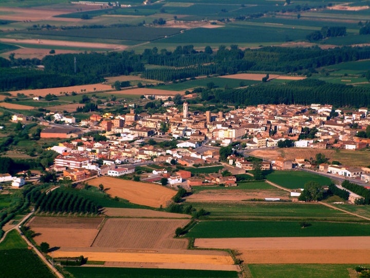 Vista aérea de Verges, municipio gerundense de especial interés por su Semana Santa. Fotografía: Josep Renalias vía Wikipedia.