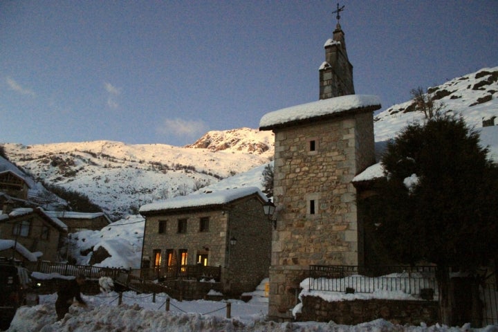 Iglesia y escuela en la pedanía de Las Salas. Foto: Eugenia Roig vía Wikipedia / CC BY-SA