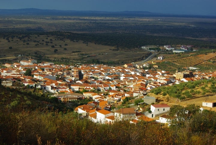 Panorámica de Aliseda, pueblo donde se halló un importante tesoro de la cultura tartesa. Fotografía: Cacereñobuscandofotos vía Wikipedia / CC BY-SA.