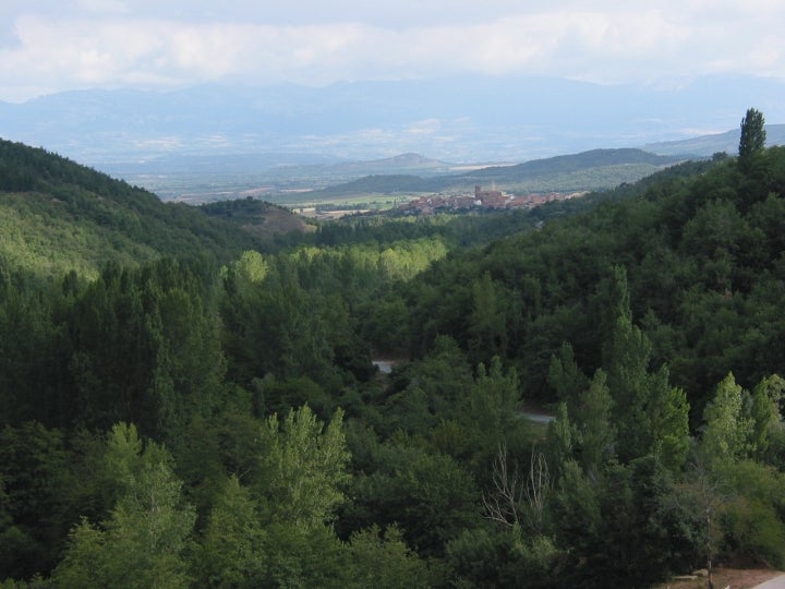 Vista de Santa Coloma desde la presa de Yalde. Foto: Gurrea vía wikipedia / CC BY-SA.