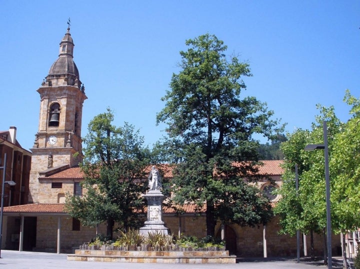 Iglesia de San Martín de Tours, el templo más importante de Urretxu. Fotografía: Zarateman vía Wikipedia.