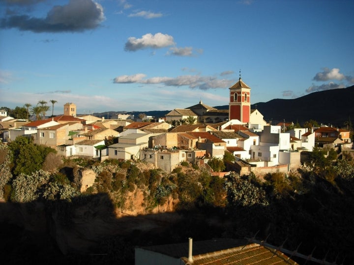 Vista con la torre de la Iglesia de San Bartolomé en primer término. Foto: Sapoproductions via Wikipedia / GFDL.