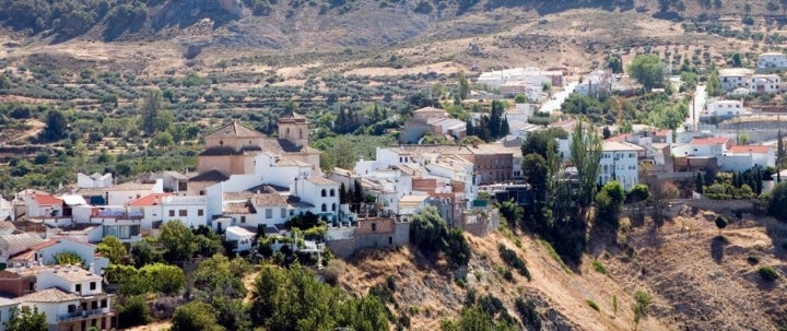 Vista general de Nívar, en la ladera noroeste de la Sierra de Alfaguara. Fotografía: Cortesía Patronato Provincial Turismo de Granada.