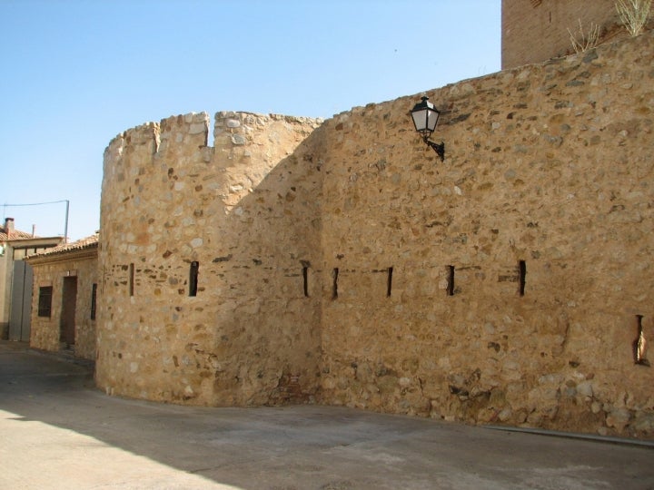 Vestigios de la antigua muralla del Castillo de Romanos. Fotografía: Rabiella vía Wikipedia / CC BY-SA.