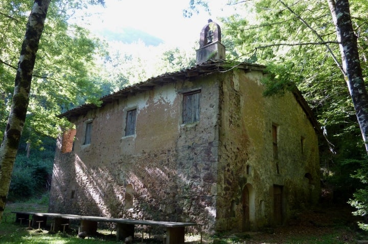 Ermita de Sant Joan en Riudaura. Foto: Scs 1978 vía Wikipedia